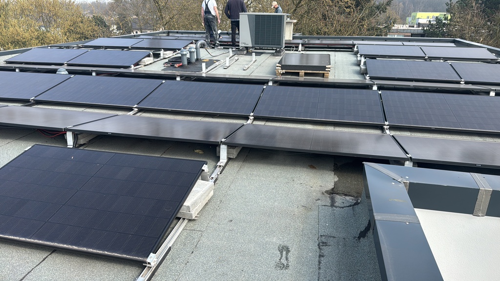 Flachdach in Oberhausen mit einigen installierten Solarpanelen