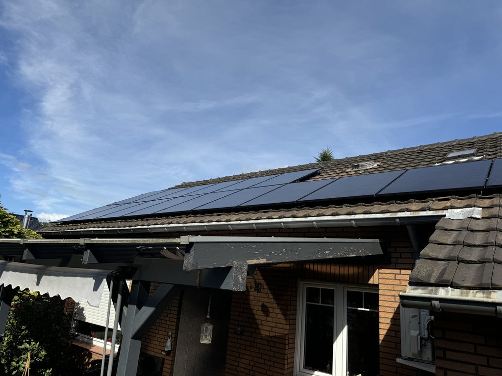 Solar Module auf einem Hausdach in Duisburg