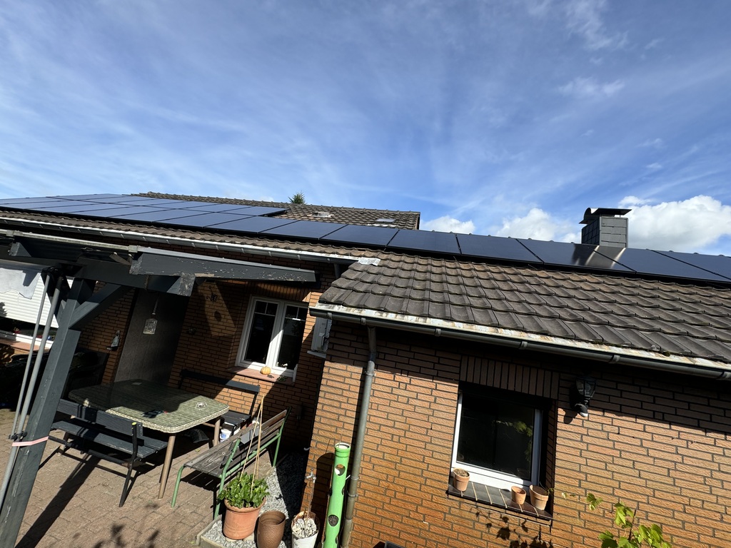 Reihe von PV-Modulen auf einem Dach