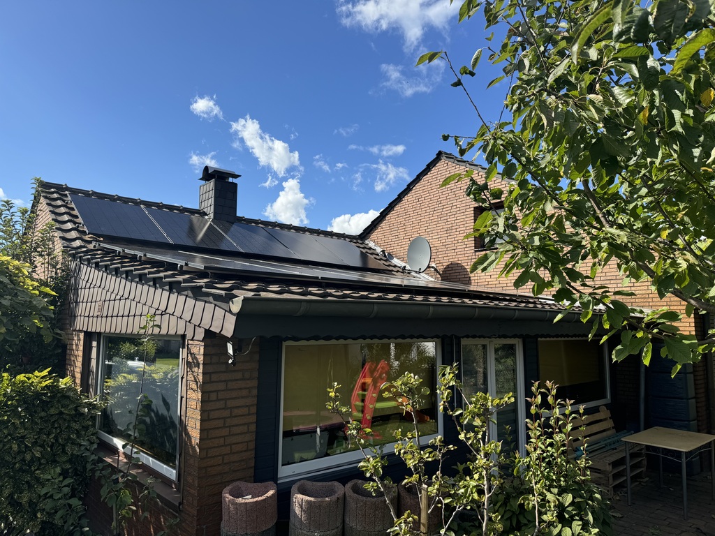 Haus im Grünen mit Photovoltaik auf dem Dach