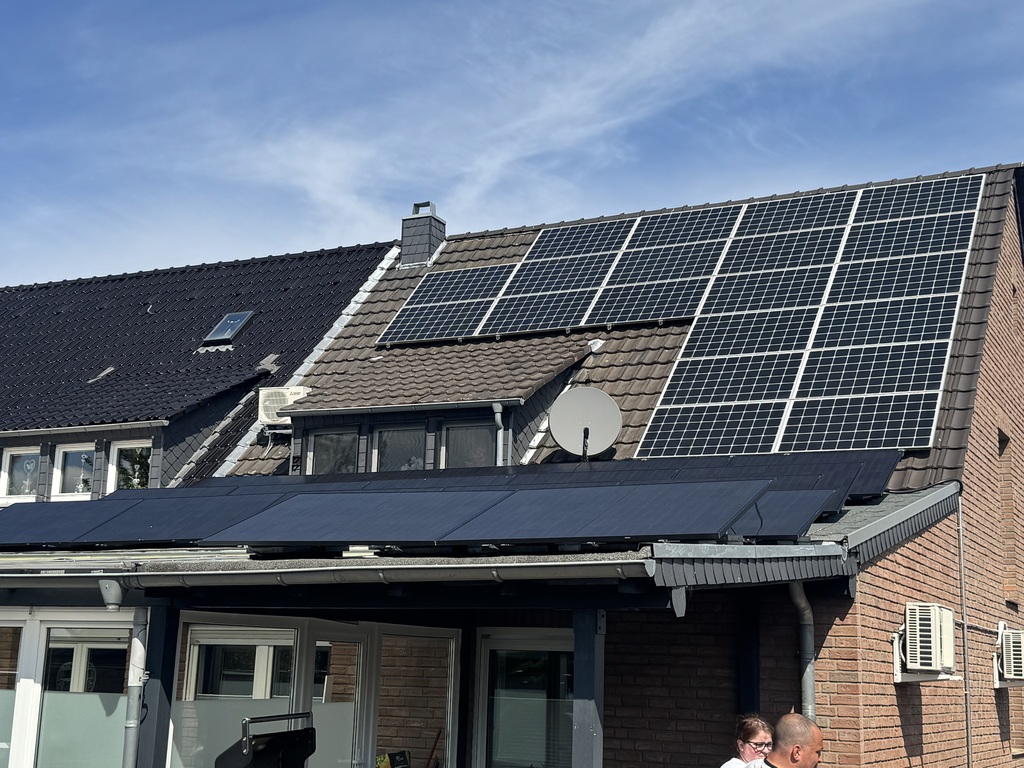 Von Rhino Solar installierte Solaranlage auf einem Hausdach