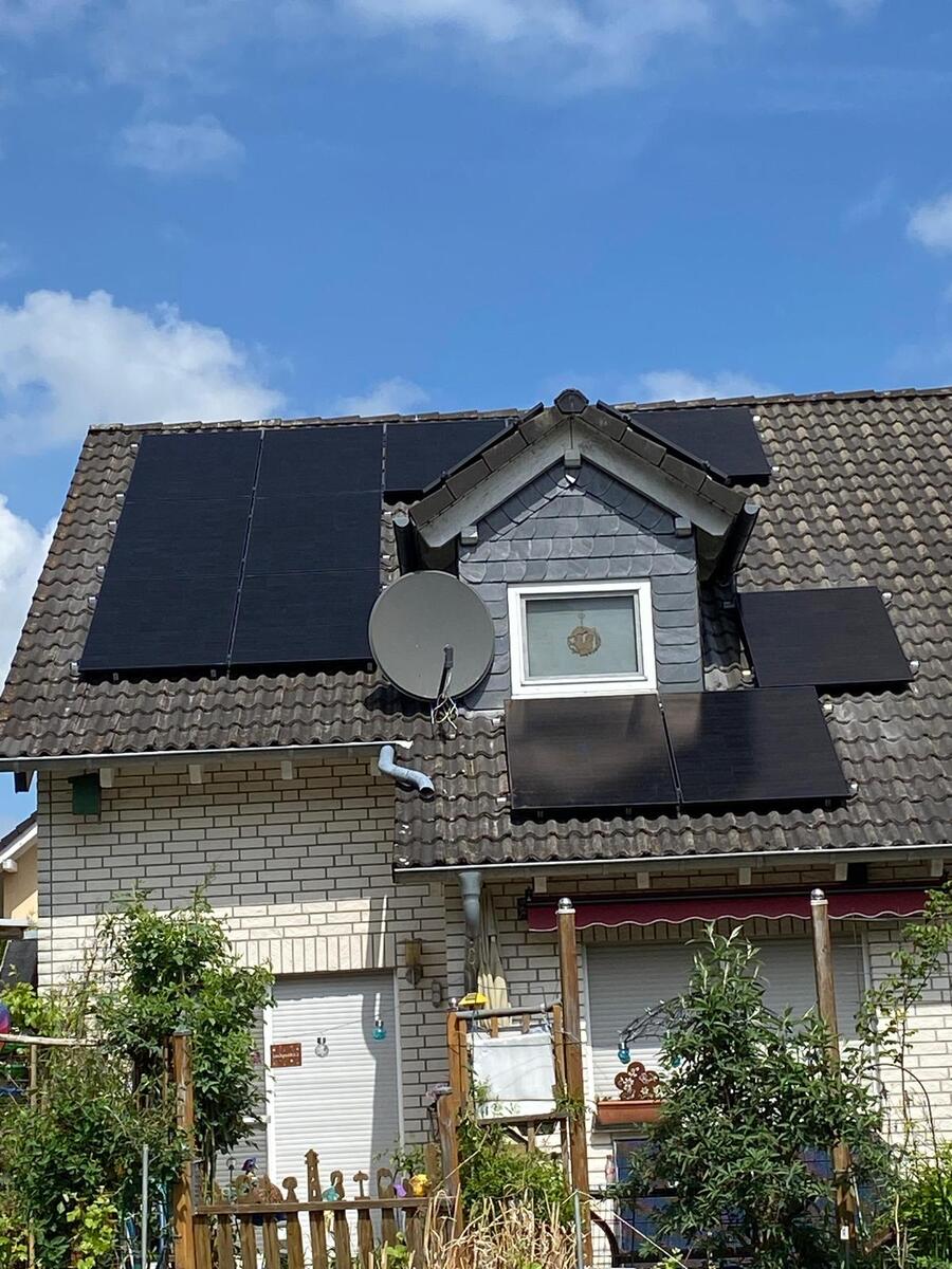Aufnahme eines Hauses mit Solarpanelen auf dem Dach