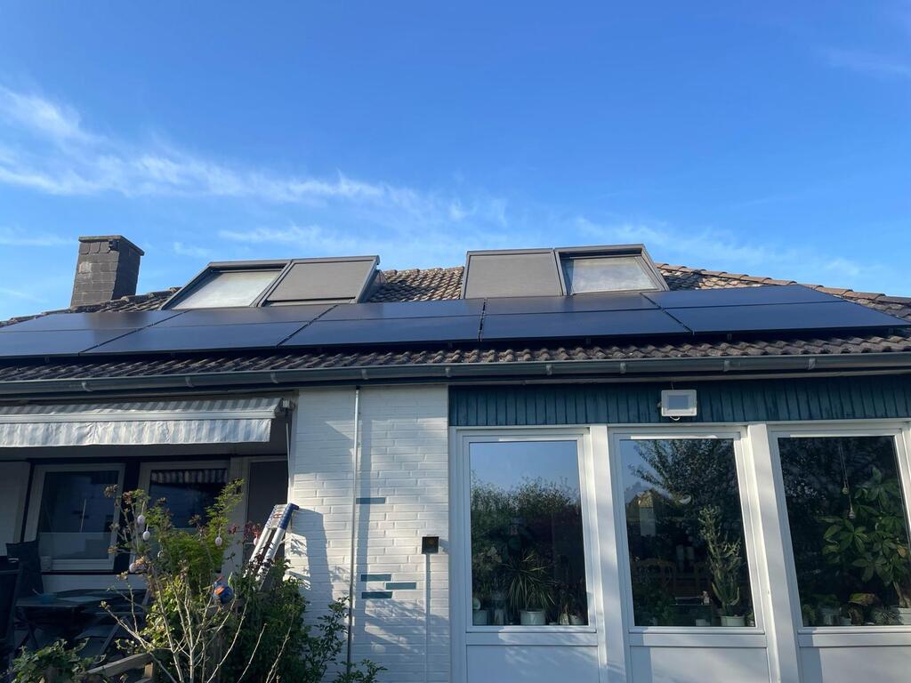 Aufnahme eines Hauses mit PV-Anlage