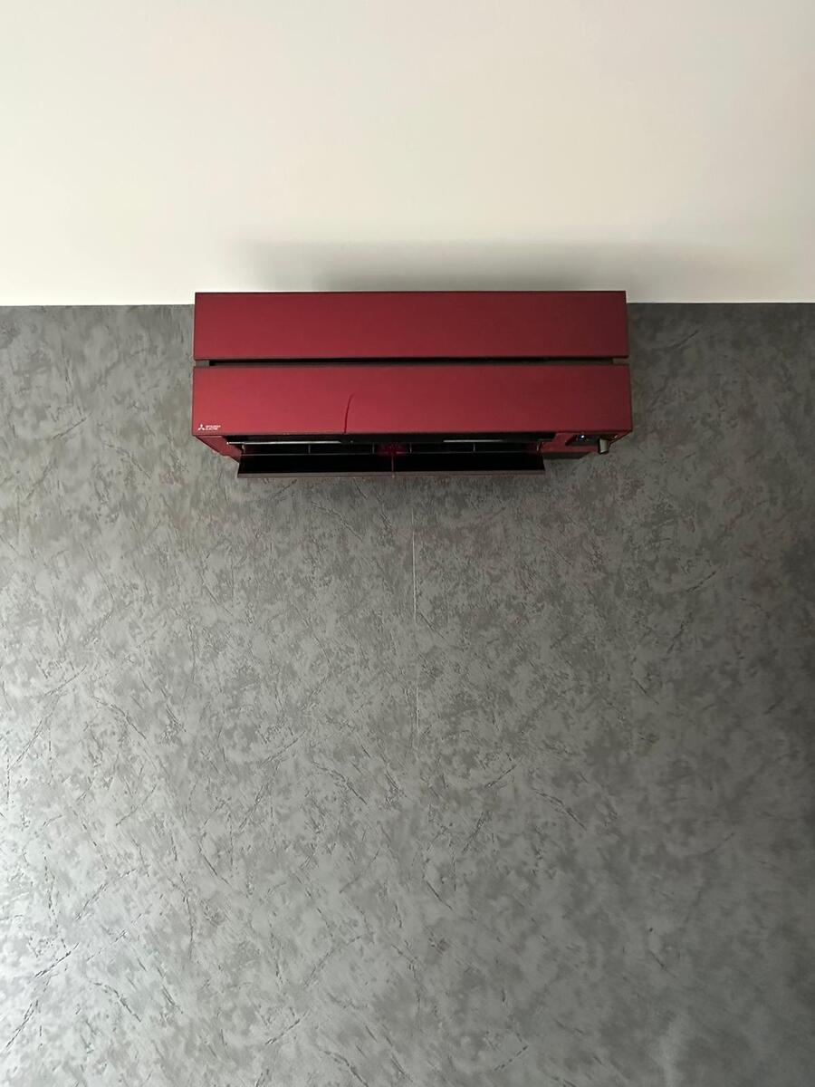 Rote Klimaanlage in einem Zimmer