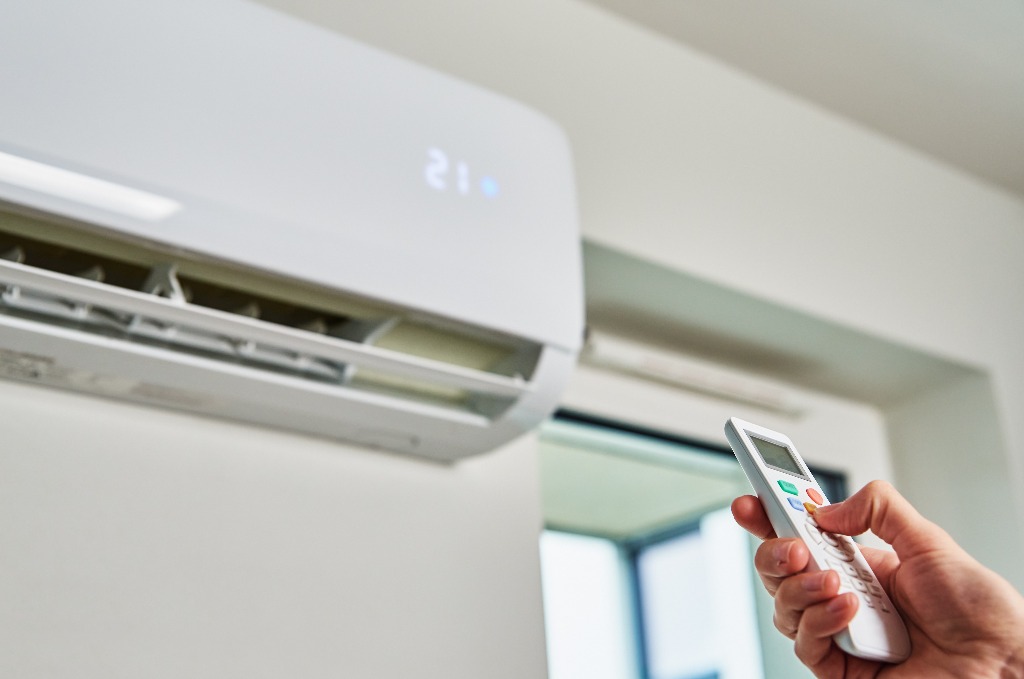Klimaanlage wird mit einer Fernbedienung eingeschaltet